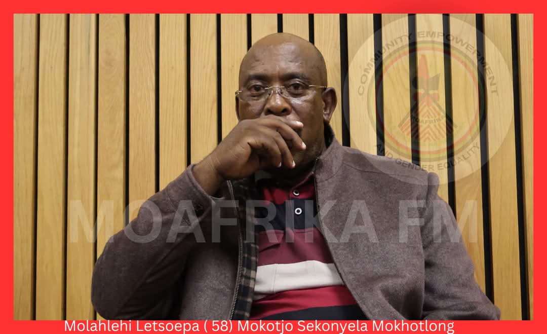 moafrikafm's tweet photo. Mookameli oa mehleng oa Sepolesa sa Lesotho, Molahlehi Letsoepa, o chankaneng ea Maseru ka qoso ea polao ea lepolesa Mokalekale Khetheng. Letsoepa o kene kahar’a naha beke e fetileng kamor’a lilemo a le palehong. #moafrikafm https://t.co/DzC1ttR4zk