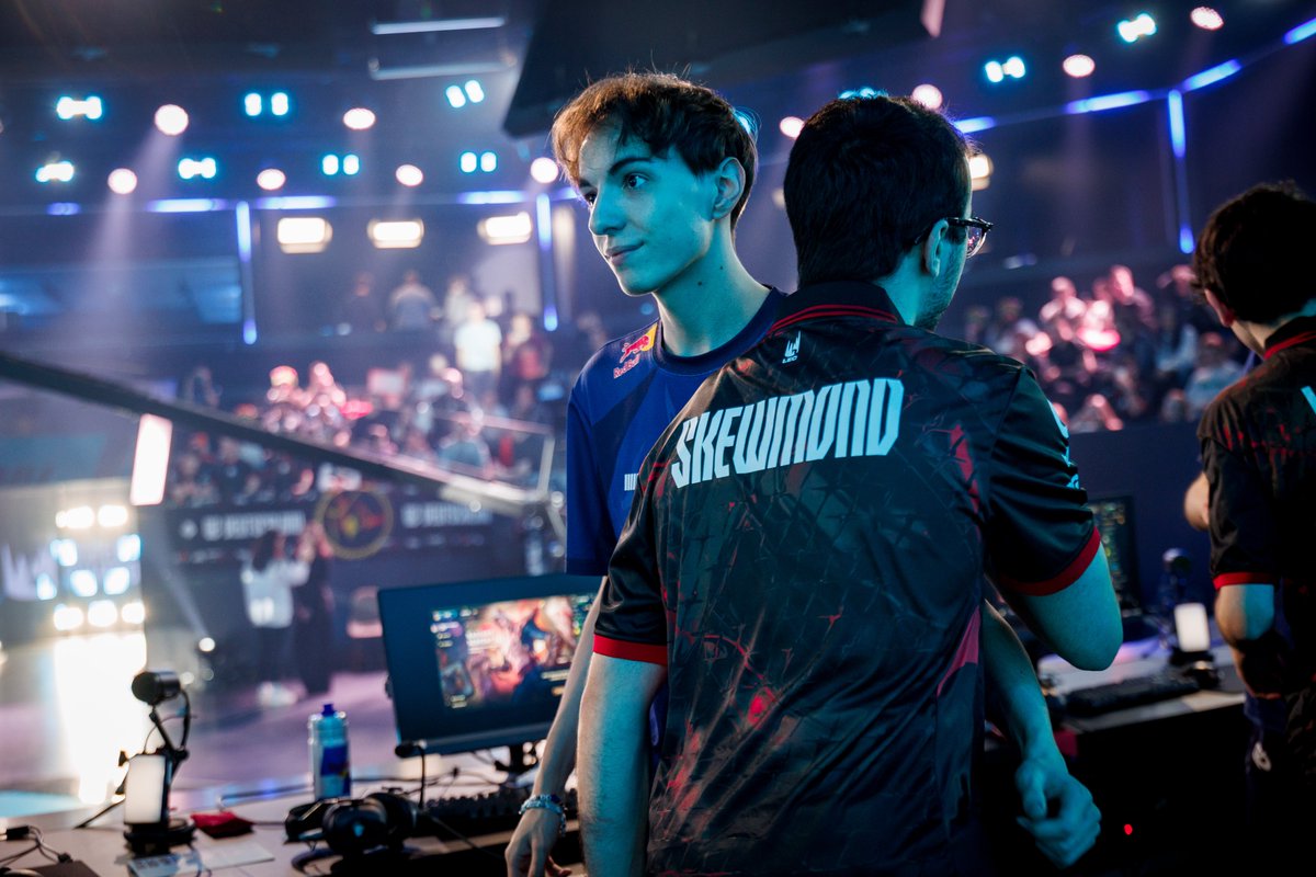 KarmineCorp's tweet photo. Une défaite amère hier, mais rien n’est fini ! Nous restons en course pour le titre et reviendrons plus forts ce week-end!

Continuez de soutenir l’équipe, on se battra jusqu’au bout pour gagner ce split 💙 #KCORP https://t.co/N5xwIgUMBs
