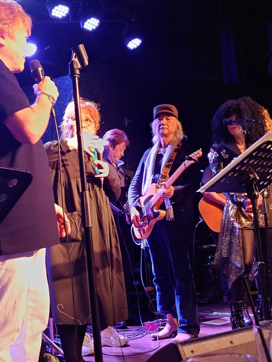 昨日のフィンガー5正男さんのBDライブ、観に来てたCHARさんが予定外で「恋のダイヤル6700」を一緒に演奏してくれた。随所に入るオブリが最高過ぎた🎵
#masatosaito
#turbosaito
#フィンガー5