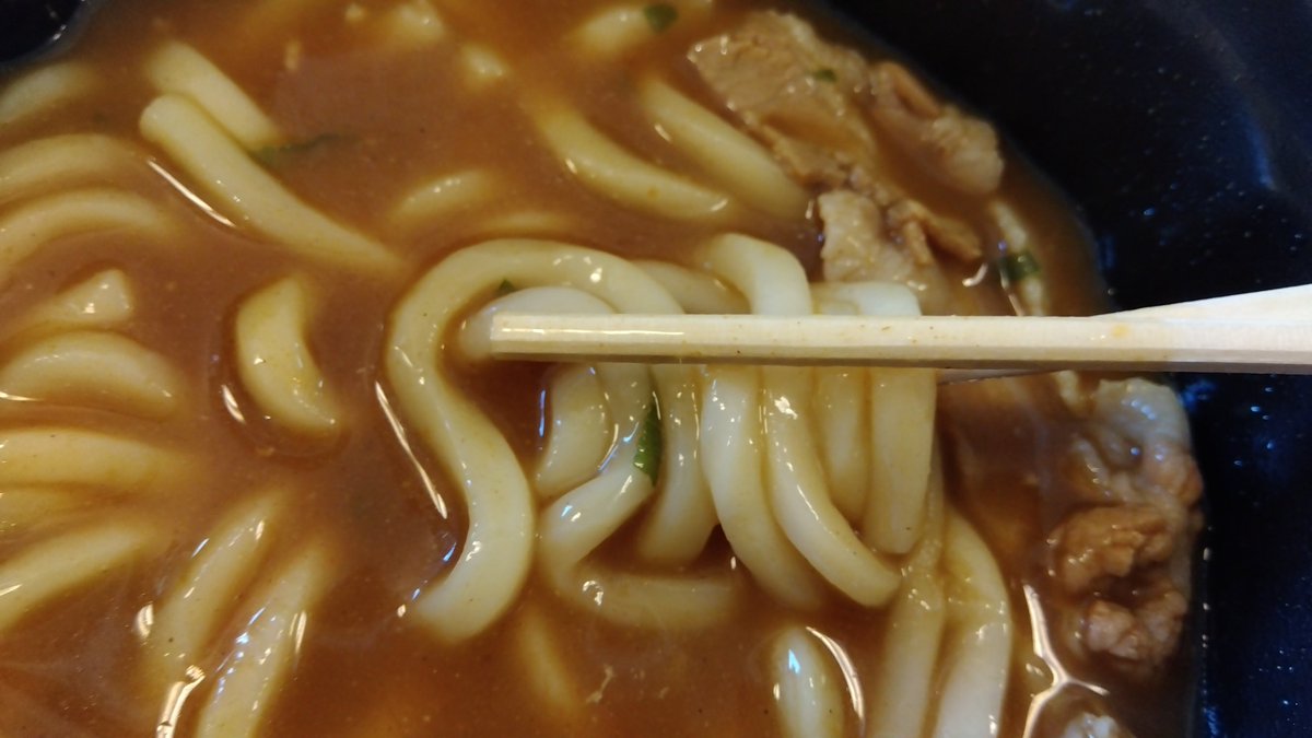 ts4rWEpSMDXrSvn's tweet photo. 豚肉カレーうどん
出汁の旨味にスパイス香るつゆが美味しく
モッチリ麺がつるりと旨い😋
お肉も柔らかく葱も添えられた温まる1杯♪
期間限定が惜しい味わい😄
それにしても例のコンビニ麺と
色々似てるよなぁ…🤔
ご馳走様でした🙇
#自販機
#セルフ駅そば
#CHEFFY https://t.co/S0HVCMdo18