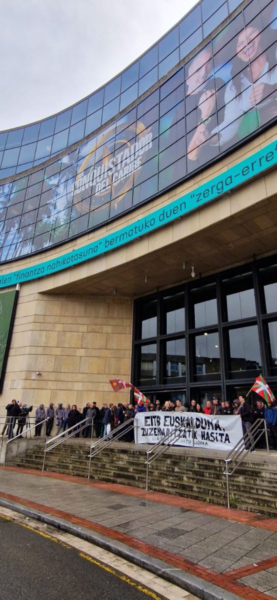 📢 <a href="/eitbtaldea/">EITB Komunikazioa</a> #euskalduna
ZUZENDARITZATIK HASITA!

💢  Sindikatuok eta eragile ugari protestan gaude Bilboko egoitzaren atarian
#euskara #eitb