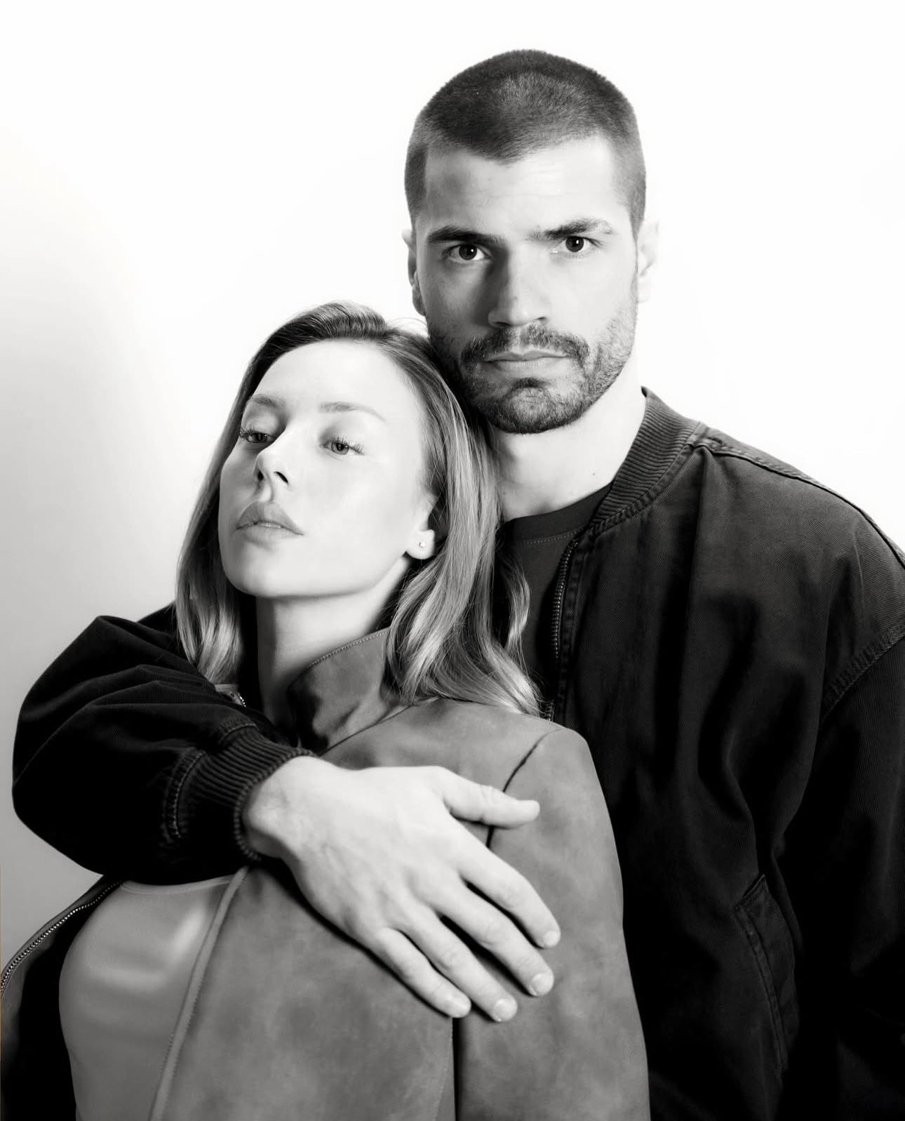 Ester Expósito y Hugo Diego García como Marfil y Sebastián