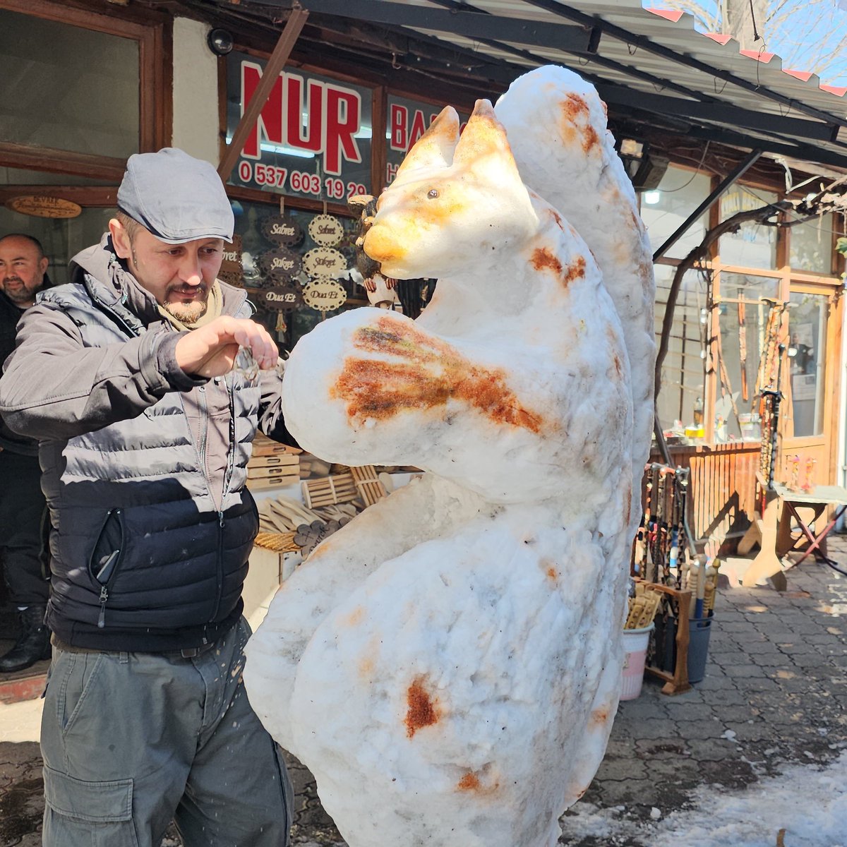 Zonguldak’ta bir esnaf kardan sincap yaptı.