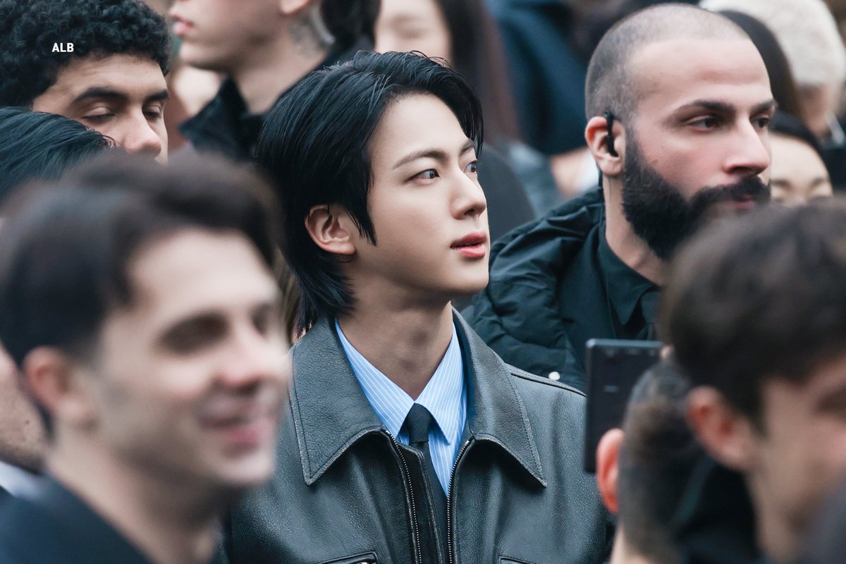 ALittleBraver92's tweet image. 250225 Gucci 퇴근

오늘도 수고하셨습니다 ❤️🐬

#JinxGucci #구찌 #mfw #GucciFW25 #Gucci
#방탄소년단진 #김석진 #석진 #진 #BTSJIN #JIN 
@gucci