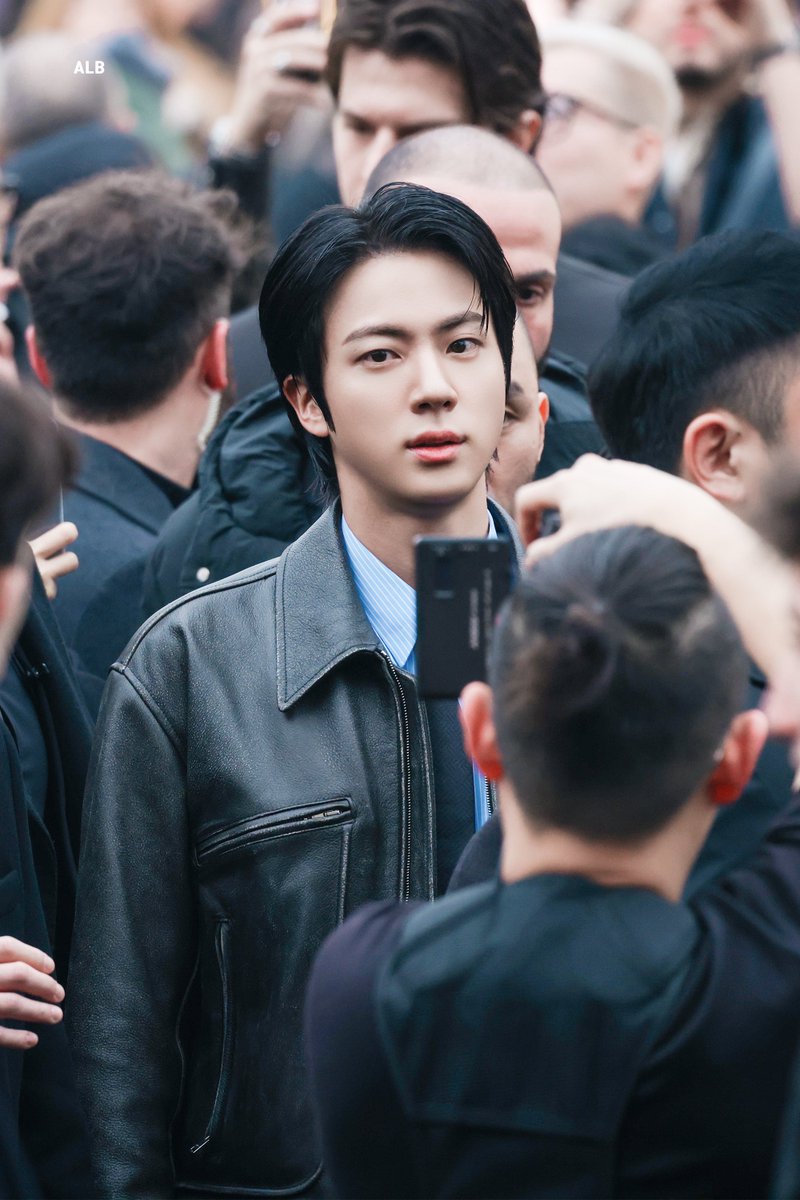 ALittleBraver92's tweet image. 250225 Gucci 퇴근

오늘도 수고하셨습니다 ❤️🐬

#JinxGucci #구찌 #mfw #GucciFW25 #Gucci
#방탄소년단진 #김석진 #석진 #진 #BTSJIN #JIN 
@gucci