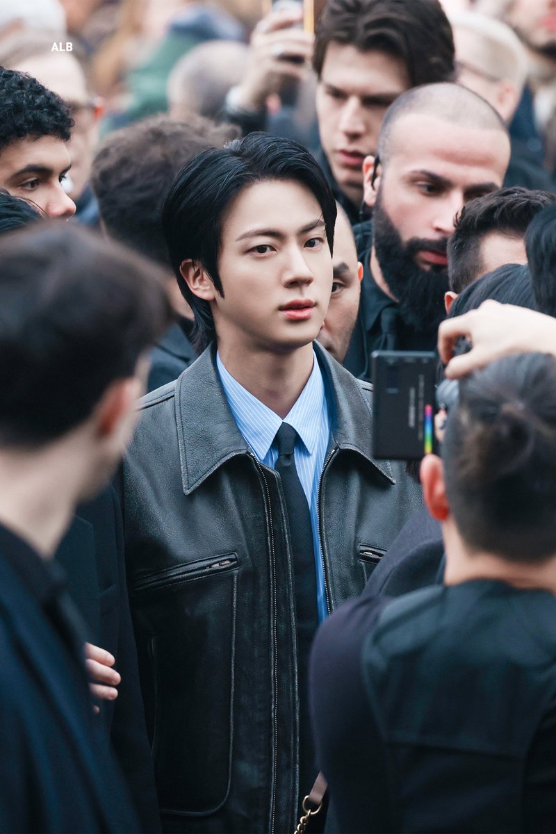 ALittleBraver92's tweet image. 250225 Gucci 퇴근

오늘도 수고하셨습니다 ❤️🐬

#JinxGucci #구찌 #mfw #GucciFW25 #Gucci
#방탄소년단진 #김석진 #석진 #진 #BTSJIN #JIN 
@gucci