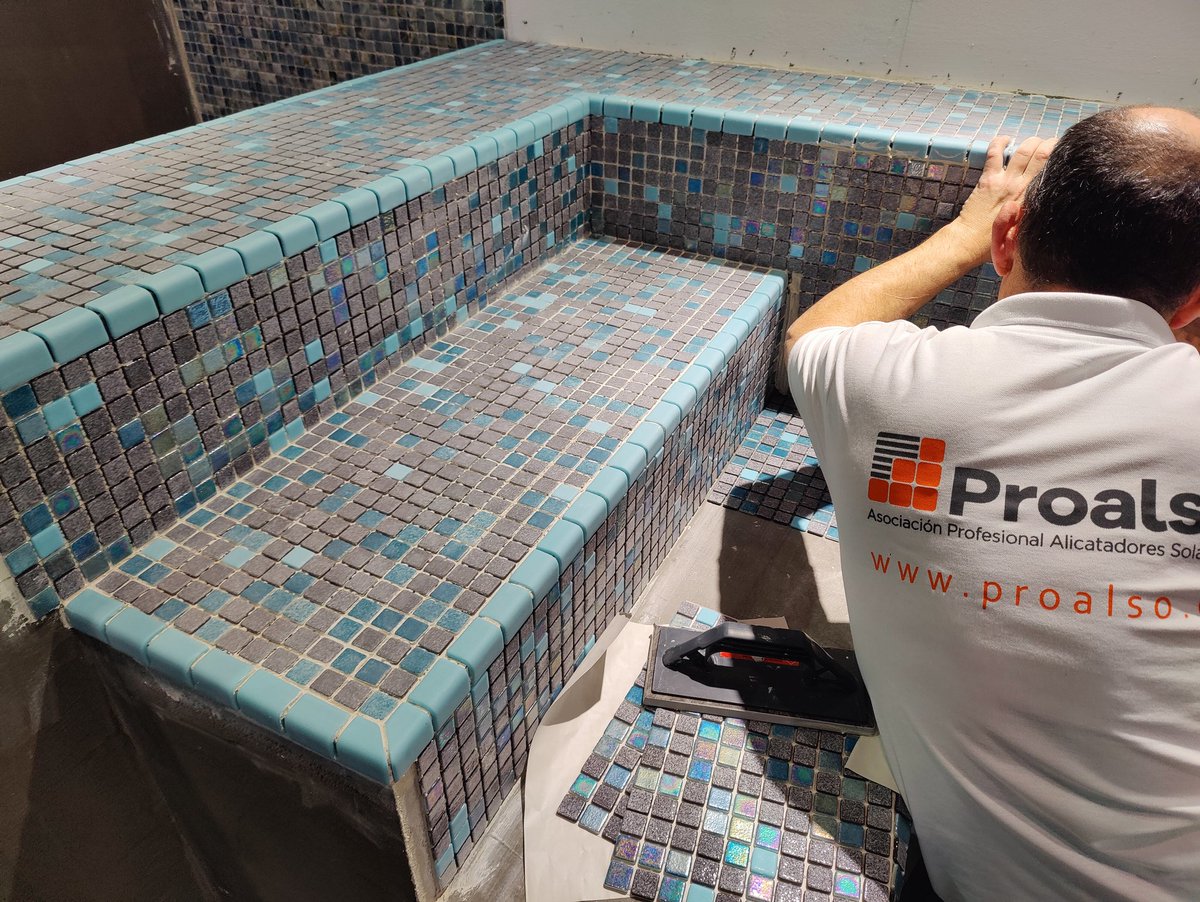 Proalso's tweet image. En @Cevisama Stand E30 pabellón 4 continúan las actividades del XXIV Encuentro de Colocadores con demostraciones de colocación de láminas cerámicas, baldosas y mosaico.