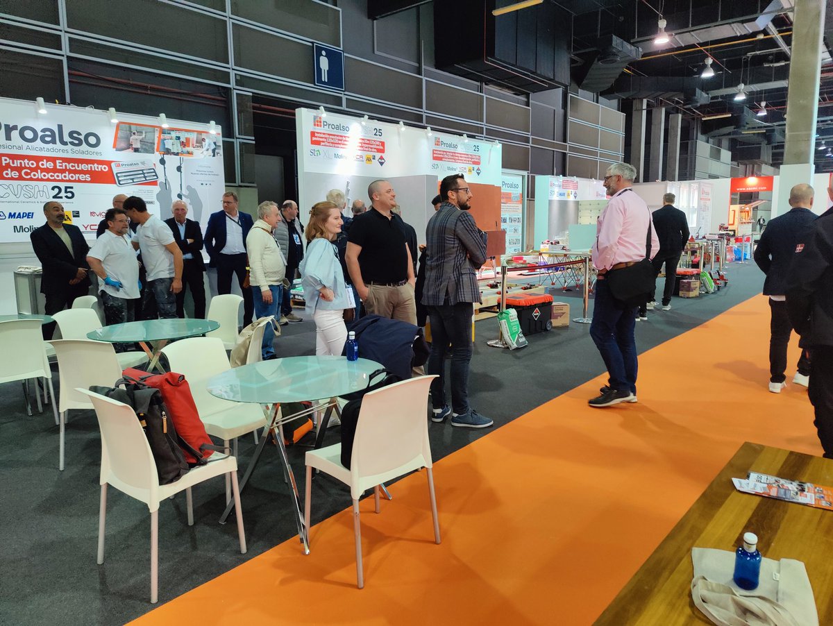 Proalso's tweet image. En @Cevisama Stand E30 pabellón 4 continúan las actividades del XXIV Encuentro de Colocadores con demostraciones de colocación de láminas cerámicas, baldosas y mosaico.