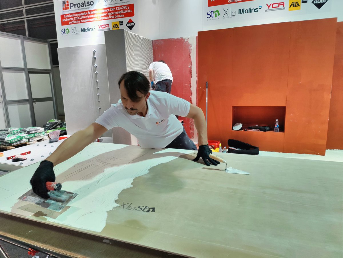 Proalso's tweet image. En @Cevisama Stand E30 pabellón 4 continúan las actividades del XXIV Encuentro de Colocadores con demostraciones de colocación de láminas cerámicas, baldosas y mosaico.