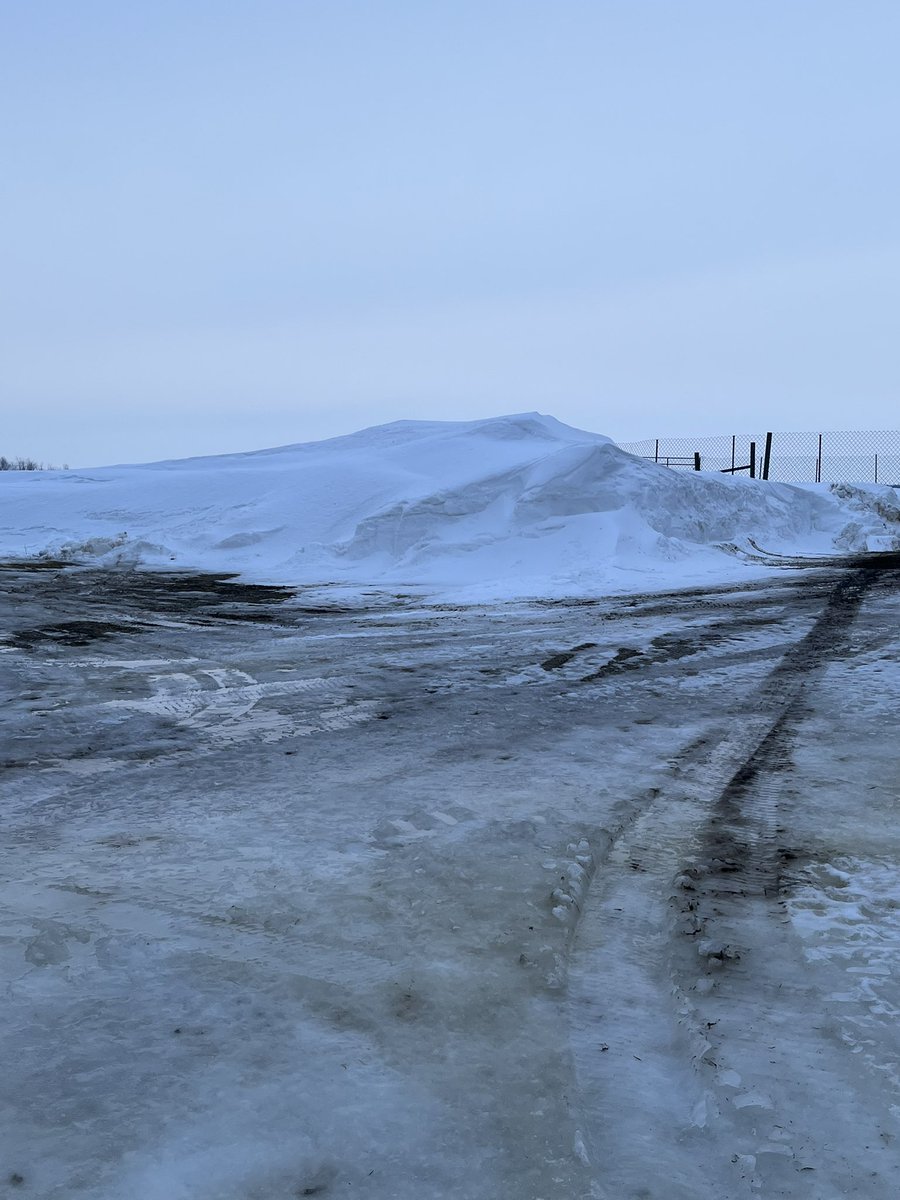 Never seen a snow drift this high in the 35+ years we’ve been living here!! <a href="/WxOntario1/">WxOntario</a>