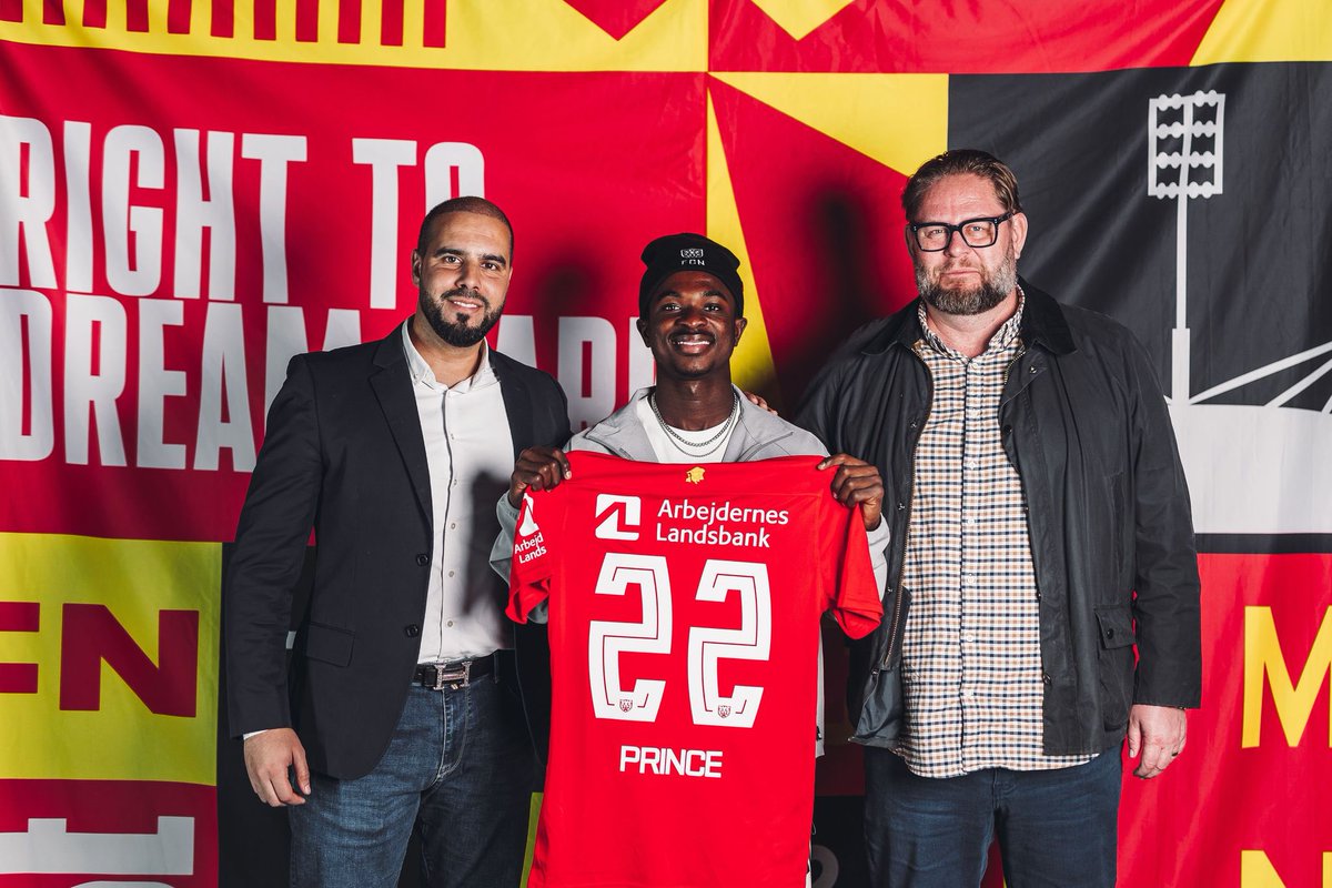 🇬🇭🤝🏻 Prince Amoako has signed for FC Nordsjælland in Denmark here pictured with his agents Mohamed Khayat and Magnus Magnusson from CAA Stellar.