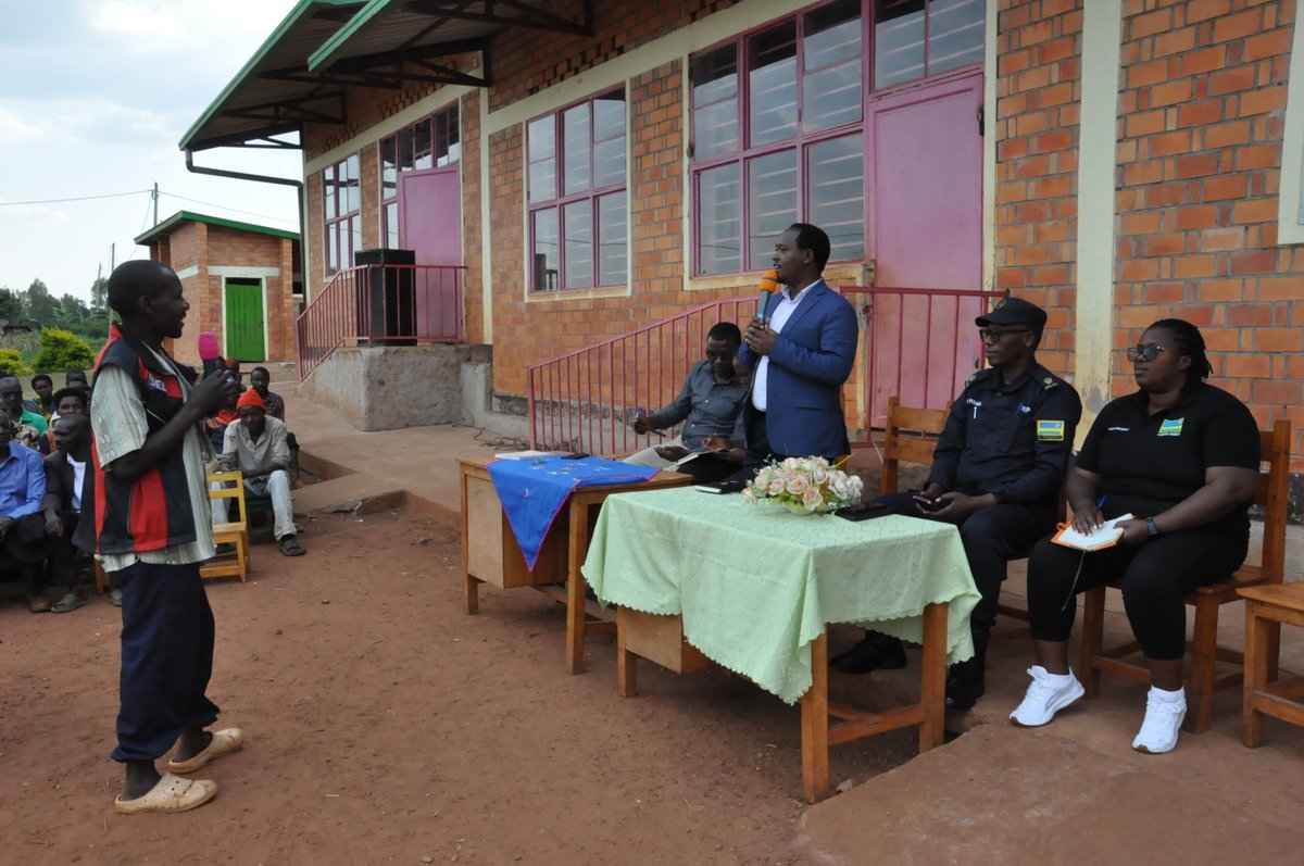 Mu Kagari ka Kazirabonde Umurenge wa #Ngamba hari kubera inteko rusange y'abaturage. Iyi gahunda yitabiriye n'Umuyobozi w'Akarere <a href="/SylvereDr/">Dr. NAHAYO Sylvere</a> ari kumwe n'umuyobozi wa <a href="/Rwandapolice/">Rwanda National Police</a> mu Karere Supt. Fulgence Furaha.Ubu umuyobozi w'Akarere ari kwakira no gukemura ibibazo by'abaturage