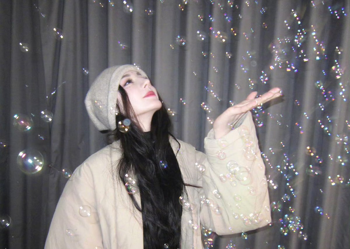 快乐吹泡泡，美美吃元宵，愿你笑容如泡泡般轻盈美好，生活如元宵般甜蜜圆满！#迟到的分享