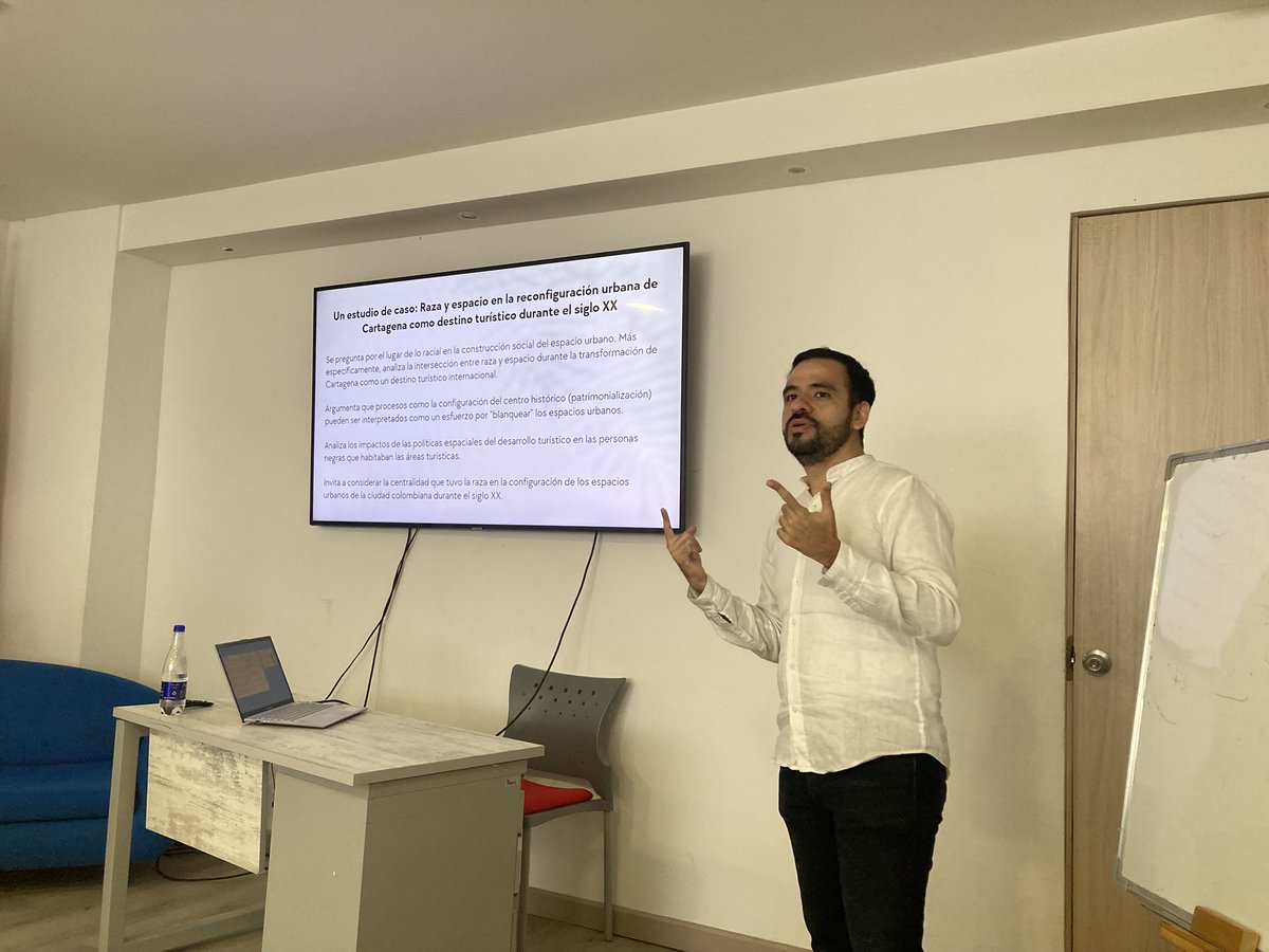 LabHistoriaUA's tweet photo. Ayer recibimos la visita del Dr. Orlando Deavila Pertuz Deavila Pertuz, docente e investigador de la Universidad de Cartagena, quien nos acompañó en un taller titulado "Nuevas perspectivas y viejos desafíos metodológicos para el estudio de la historia urbana en Colombia"📜📚📝 https://t.co/uTgGeFo1HQ