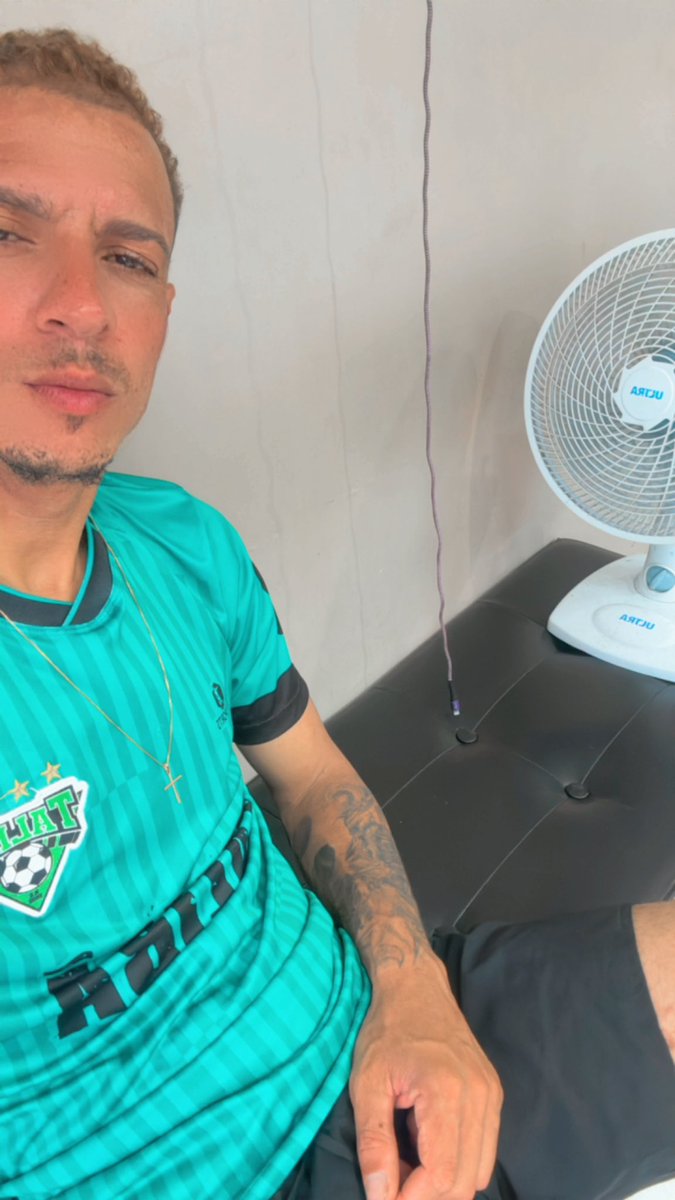 BrasiliaFl's tweet photo. Nunca mais fui no barbeiro 😂😂😂😂 https://t.co/TRKqmq1S49