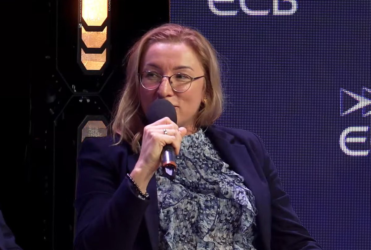 Grupa_Enea's tweet photo. #EneaNaKonferencjach ➡️ Olga #Fasiecka, prezeska #EneaCentrum podczas #POWERPOL2025 podsumowała kluczową rolę, jaką nasze centrum wsparcia biznesu pełni w #TransformacjaEnei i wdrażaniu #CSIRE: 

💬✅ "Optymalizujemy koszty, by #Enea mogła inwestować w #rozwój i #innowacje. Zwiększamy efektywność i produktywność, opierając nasze działania na 4 filarach: 1️⃣ standaryzacji procesów i systemów na poziomie całej Grupy, 2️⃣ cyfryzacji, automatyzacji i robotyzacji procesów, 3️⃣rozwoju kompetencji oraz 4️⃣ nowej jakości w obsłudze klienta. 

💬✅ Centrum wsparcia biznesu jest optymalnym rozwiązaniem przyspieszającym wdrażanie złożonych zmian w systemach, takich jak CSIRE. Wykorzystaliśmy robotyzację do realizacji akcji uspójniania danych w systemie. W projekcie Centralnego Systemu Informacji Rynku Energii wirtualni asystenci zrealizowali pracę o równowartości 32 etatów zatrudnionych przez 4 miesiące. 

💬✅ Efektywnie wdrażamy procesy i rozwiązania związane z #TransformacjaCyfrowa dla wszystkich spółek Grupy, stwarzając przy tym szanse, by - przy optymalizacji kosztów - znaleźć środki na inwestycje, innowacje".