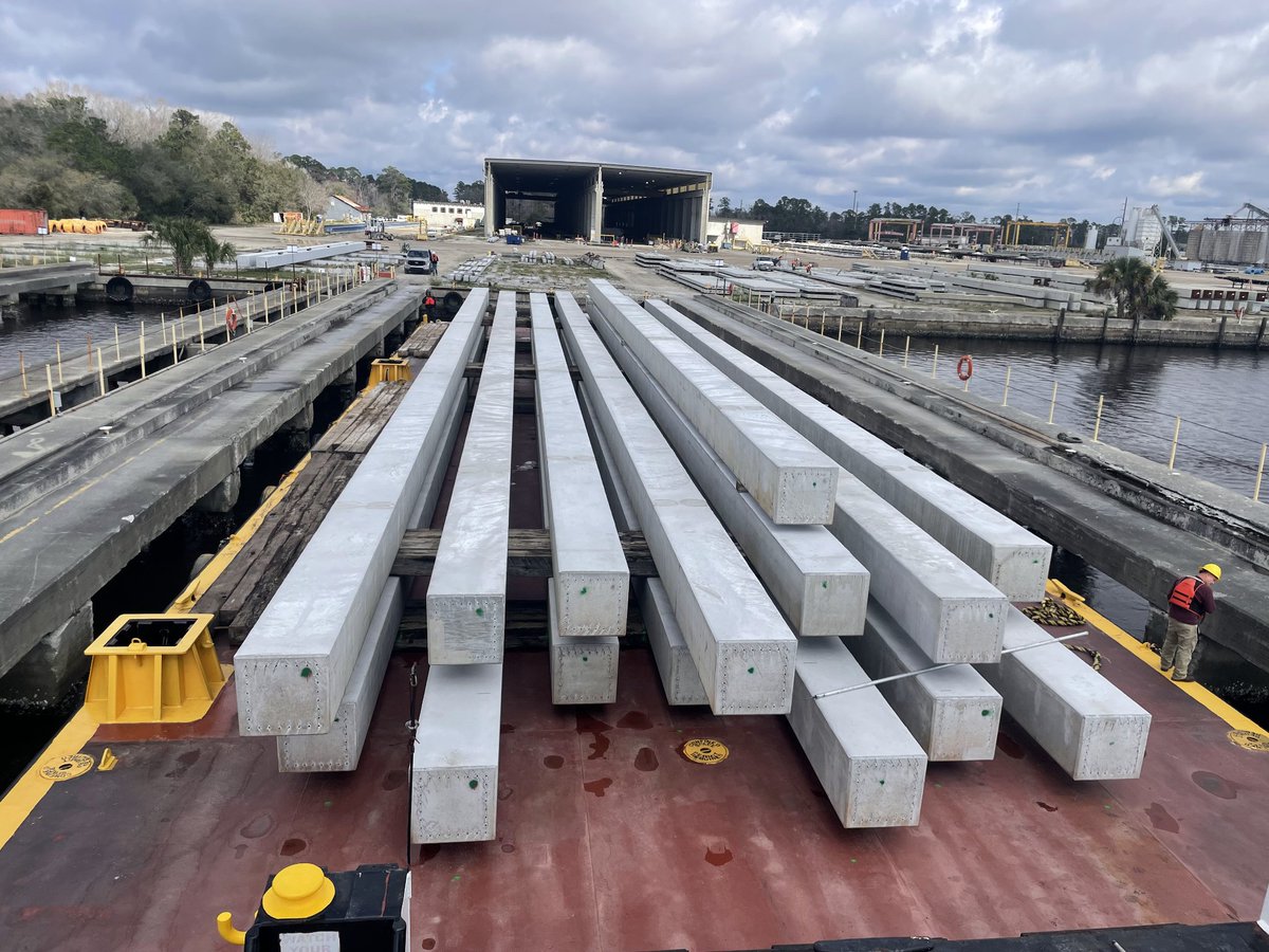 mysjr's tweet photo. First set of bridge piles headed to Green Cove Springs for the First Coast Expressway (SR-23) Shands Bridge project. #construction #StJohnsRiver #tuglife #tugboatlife #riverlife  #fypシ https://t.co/y3cjTRahQO