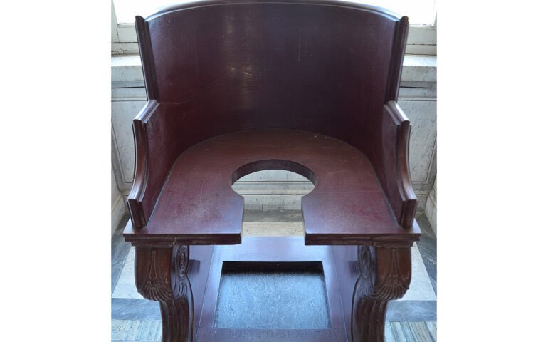 harryelsocio's tweet photo. Existe un tipo de asiento papal conocido como “sedia stercoraria” con un agujero en el centro que, dicen, se utilizaba para el palpado testicular por parte de un joven diácono para comprobar que el nuevo pontífice era varón.
Una vez comprobada la masculinidad del Papa, el encargado de realizar dicha tarea debía decir "testiculos habet" (tiene güevos) o "habet duos testiculos et bene pendentes" (tiene dos güevos y cuelgan bien). Dicho esto comenzaba la liturgia de coronación del nuevo Sumo Pontífice. Yo quiero que vuelva este protocolo porque estamos a un paso de que nos la cuelen.