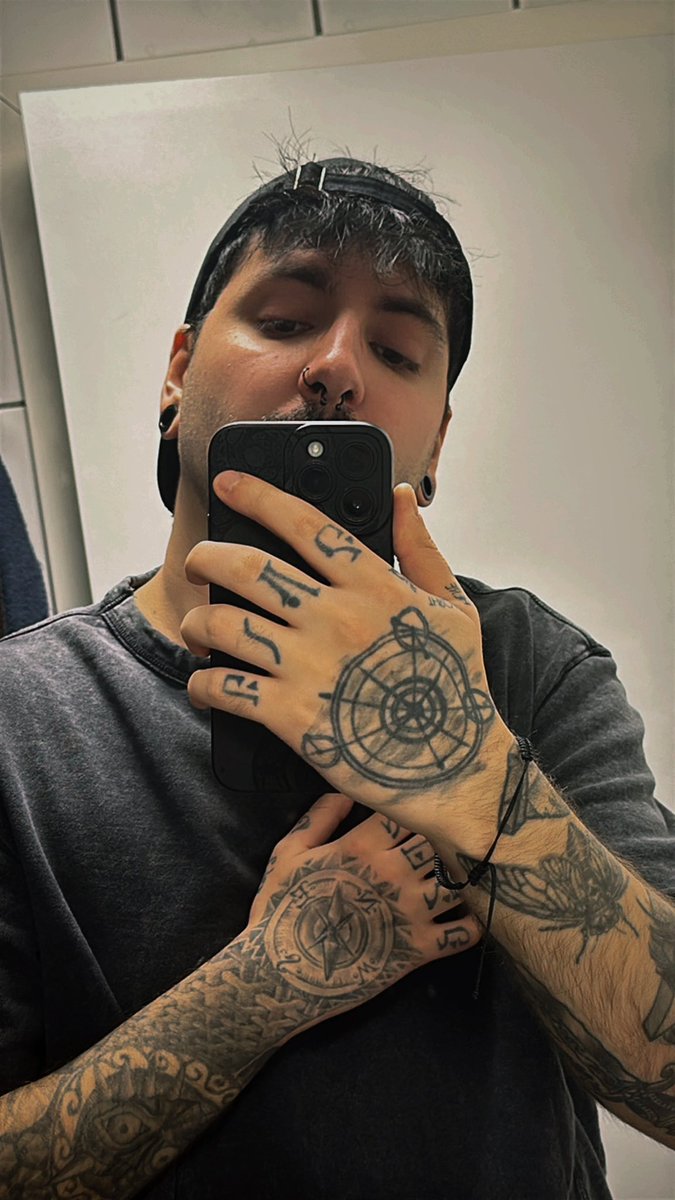 Hallo ich streame seit kurzem wieder regelmäßig auf Twitch, bitti mal reinschauen, danki 

twitch.tv/itsdaros