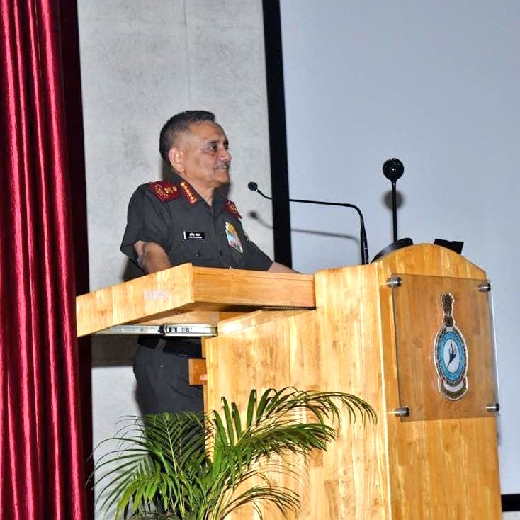 HQ_IDS_India's tweet image. General Anil Chauhan, Chief of Defence Staff addressed officers of HQ Southern Air Command on contemporary security &amp;amp; defence challenges.
In his insightful talk, #CDS emphasised upon key issues of the #YearOfDefenceReforms and highlighted the need to shed the colonial mindset,…