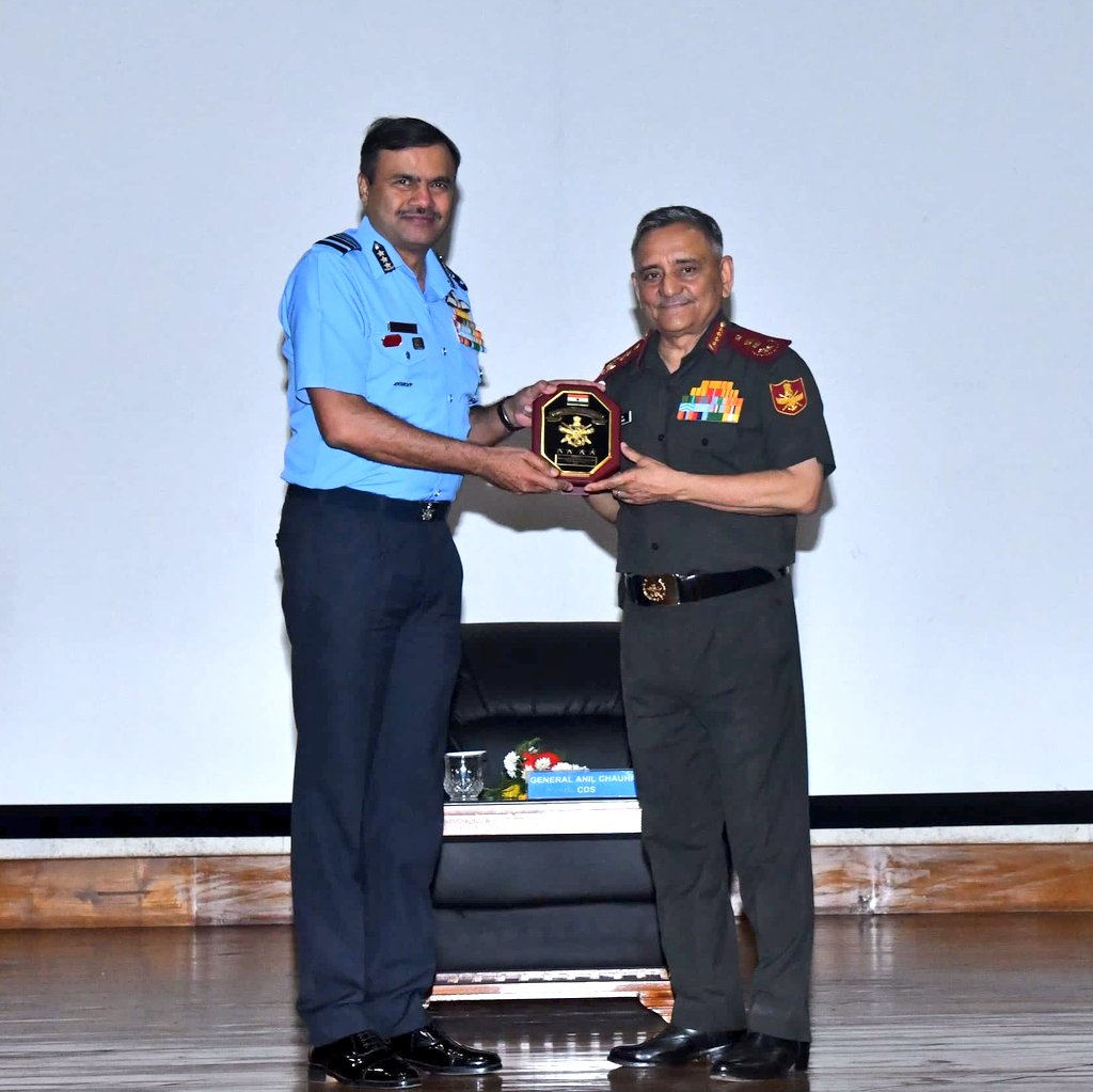 HQ_IDS_India's tweet image. General Anil Chauhan, Chief of Defence Staff addressed officers of HQ Southern Air Command on contemporary security &amp;amp; defence challenges.
In his insightful talk, #CDS emphasised upon key issues of the #YearOfDefenceReforms and highlighted the need to shed the colonial mindset,…