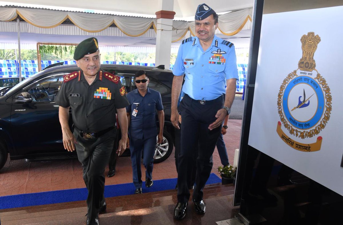 HQ_IDS_India's tweet image. General Anil Chauhan, Chief of Defence Staff addressed officers of HQ Southern Air Command on contemporary security &amp;amp; defence challenges.
In his insightful talk, #CDS emphasised upon key issues of the #YearOfDefenceReforms and highlighted the need to shed the colonial mindset,…