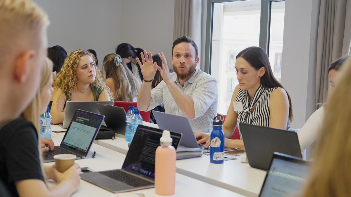 bsm_upf's tweet image. #Education is evolving! 📚💻 At UPF-BSM, we blend in-person learning with #DigitalTools to enrich content, boost collaboration &amp;amp; build essential skills—anytime, anywhere. 🚀

Because learning is about both books &amp;amp; innovation! 📖✨

Happy #WorldDigitalLearningDay! 🌍