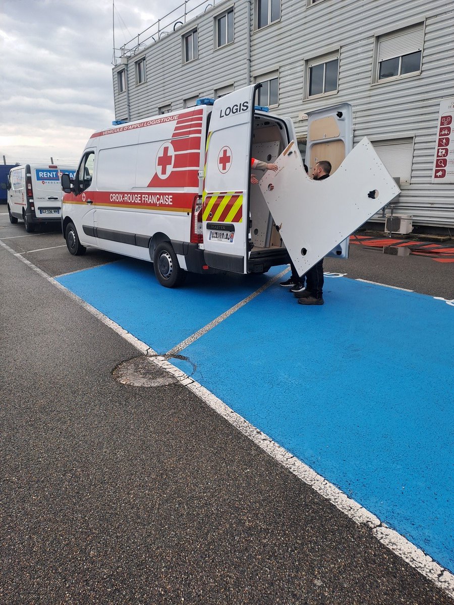 On donne une seconde vie à notre mobilier en soutenant ceux qui veillent sur nous. 
👉40 bureaux ont été offerts, dont certains aux #pompiers de Bagnols-sur-Cèze et à la Croix-Rouge locale. 
💡Un petit geste pour nous, un vrai coup de pouce pour eux. 🤝 #RSE #Engagement