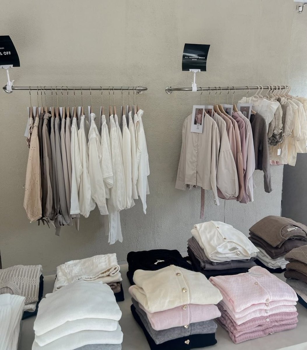 byraa___'s tweet image. Ada local brand yang baru buka offline store di Bogor nih guys‼️ 

Buat kalian yang suka minimalist dan timeless outfit, wajib banget cek brand ini, mereka juga baru launching raya outfit yang super cantik-cantik banget