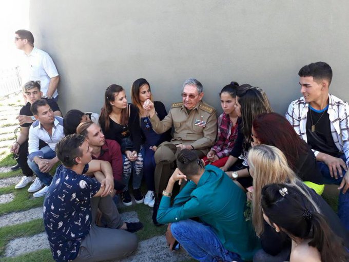 Hoy es el Día Internacional del Implante Coclear.  Raúl ha impulsado en #Cuba ese programa, "una de las obras más humanas que conozco", dijo al reunirse con jóvenes con implante en  2017. #CubaPorLaVida, ¡a pesar del bloqueo!