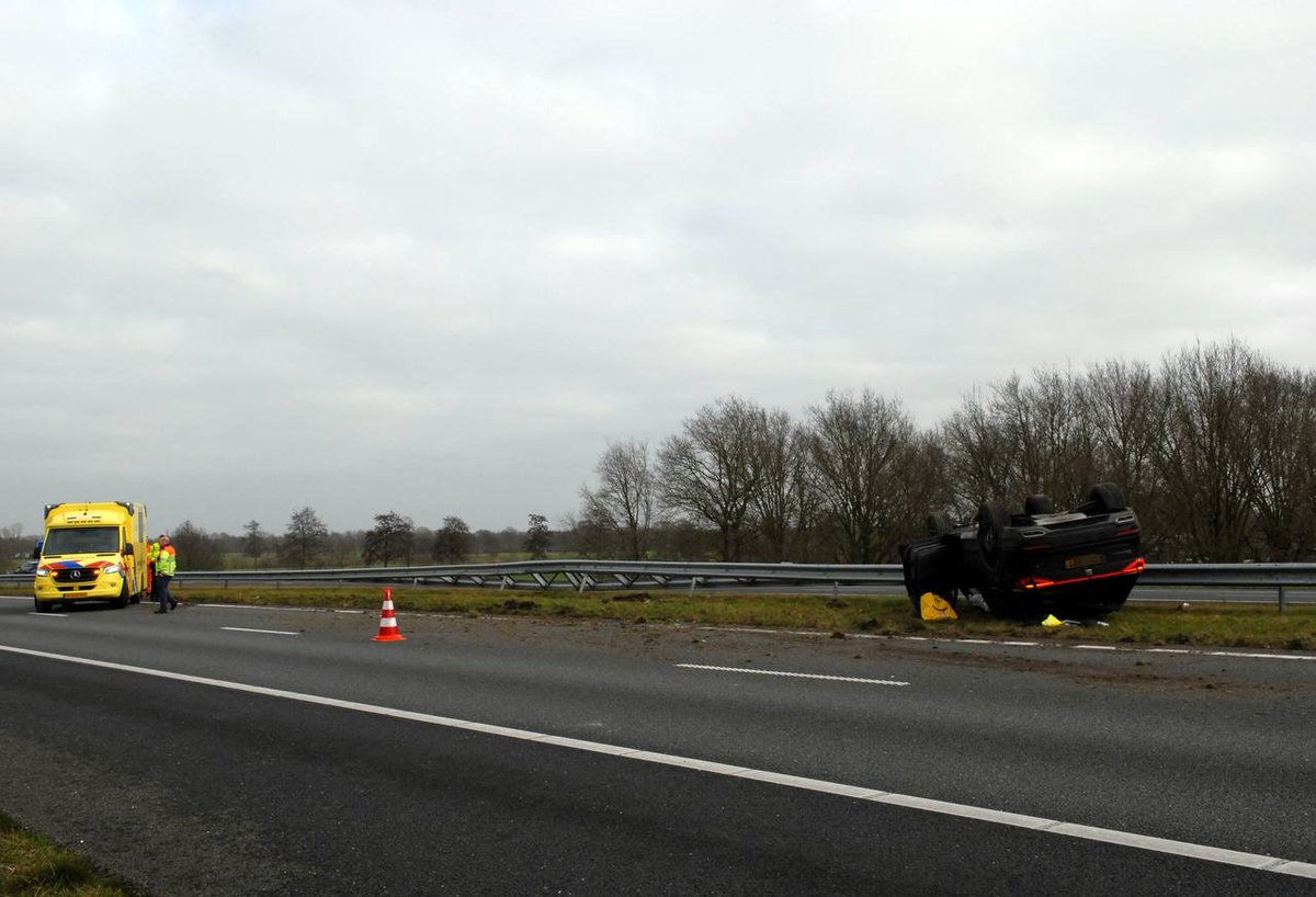Automobilist belandt op de kop op A7 nabij Marum