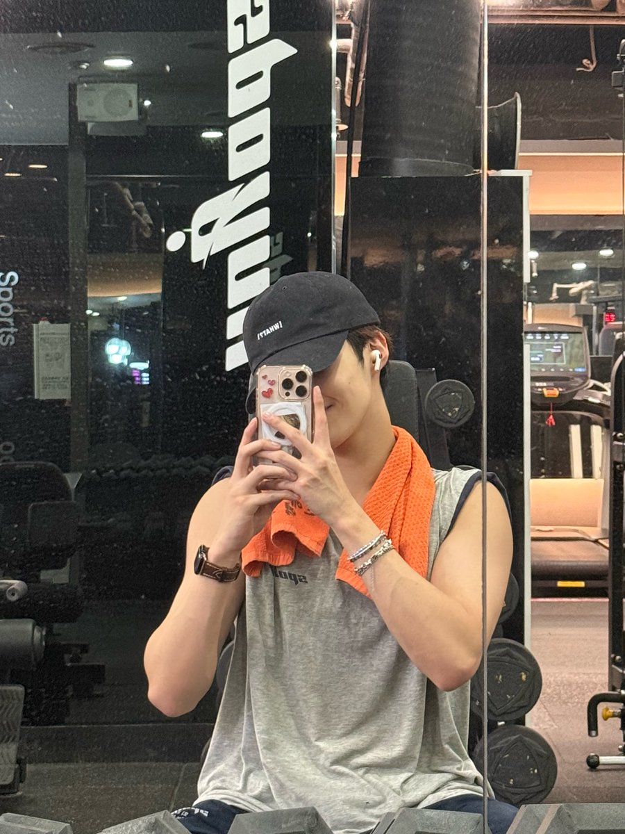 ppddpp57's tweet photo. 잠시만. https://t.co/ywJC9LYM1p