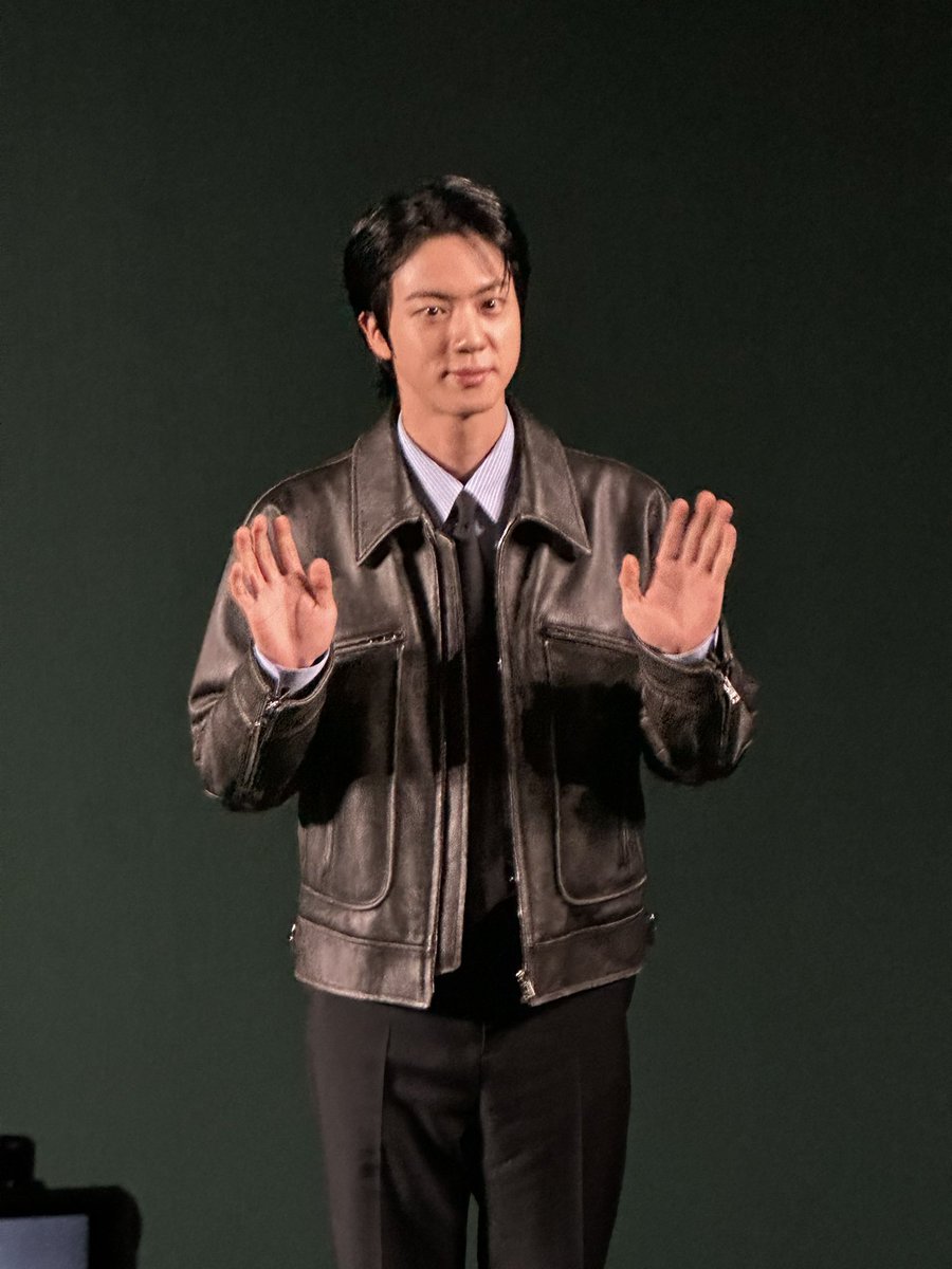 modeetmode_jp's tweet photo. 本日イタリアのミラノで開幕した2025-26年秋冬コレクション。開幕トップに登場した「グッチ」のショー会場にはBTSのJINさんや日本から俳優の志尊淳さんらがゲストとして来場しました。#GucciFW25 #mfw #BTSJIN #jun_shison0305 https://t.co/ZqaTNVN1uE