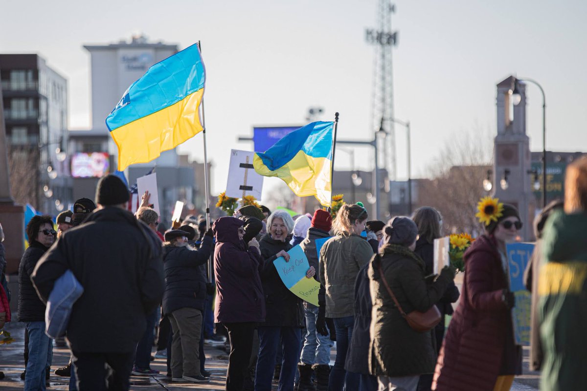 wags5now's tweet photo. “A peaceful protest in support of Ukraine was held yesterday on the Veterans Bridge between Fargo and Moorhead. Yesterday marked the third anniversary of Russia’s invasion of the Ukraine.”  
📸: @WagnerJaelynn #BugabooPhotography #freelance #MSUMPhotoJournalism https://t.co/nuLR2WDEww