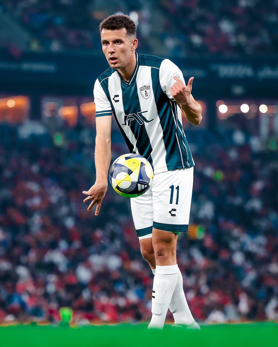 OhaxW's tweet photo. Propuesta 1

🎶     Miren, miren que alegría
         Miren, miren que emoción
           Ya llegó Oussama Idrissi
Llegó a Pachuca para ser campeón 🎶

Propuesta 2

🎶 No tenemos a Fidalgo
Ni tampoco a Sergio Ramos
Tenemos al buen Idrissi
El Ídolo Marroquí 🎶 https://t.co/NTpZC2xo0m