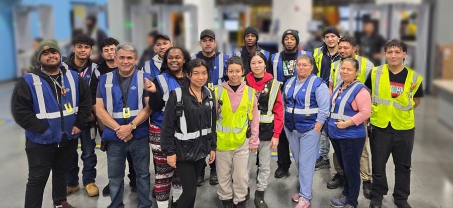 KBS_Cleans's tweet photo. Tuesday is Crews Day, and we’re celebrating a KBS team in Virginia, led by Regional Zone Manager Marisela Barillas, Zone Manager Leonardo Ortez Amaya, and Site Manager Dayanara Figueroa Bautista. The team recently stepped into a new facility and quickly made an impact. #CrewsDay https://t.co/UWrF5t3LvX