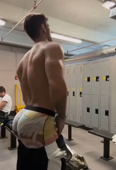 AmigosSmartCDMX's tweet photo. Que pinche rico cuando estás en los vestidores y ves que el vato machín se está cambiando y se le ve buen culo y buen paquete y más si trae bikini o bóxer pegadito y te das cuenta que probablemente le guste que le vean ese culo y ese paquete que se carga.  #cruisingméxico https://t.co/dpLvOuu00I
