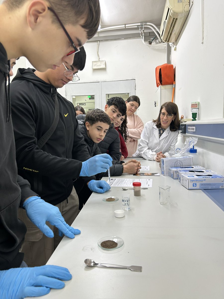 🔛 Hoy hemos recibido a alumn@s del <a href="/iesalbalat/">IES Albalat</a> de Navalmoral de la Mata #Cáceres 😊🧪 Han conocido más sobre el #CSIC y explorado nuestras instalaciones, desde la cámara climática hasta la colección de microorganismos y el servicio de análisis. ¡Un placer compartir ciencia! 👩‍🔬