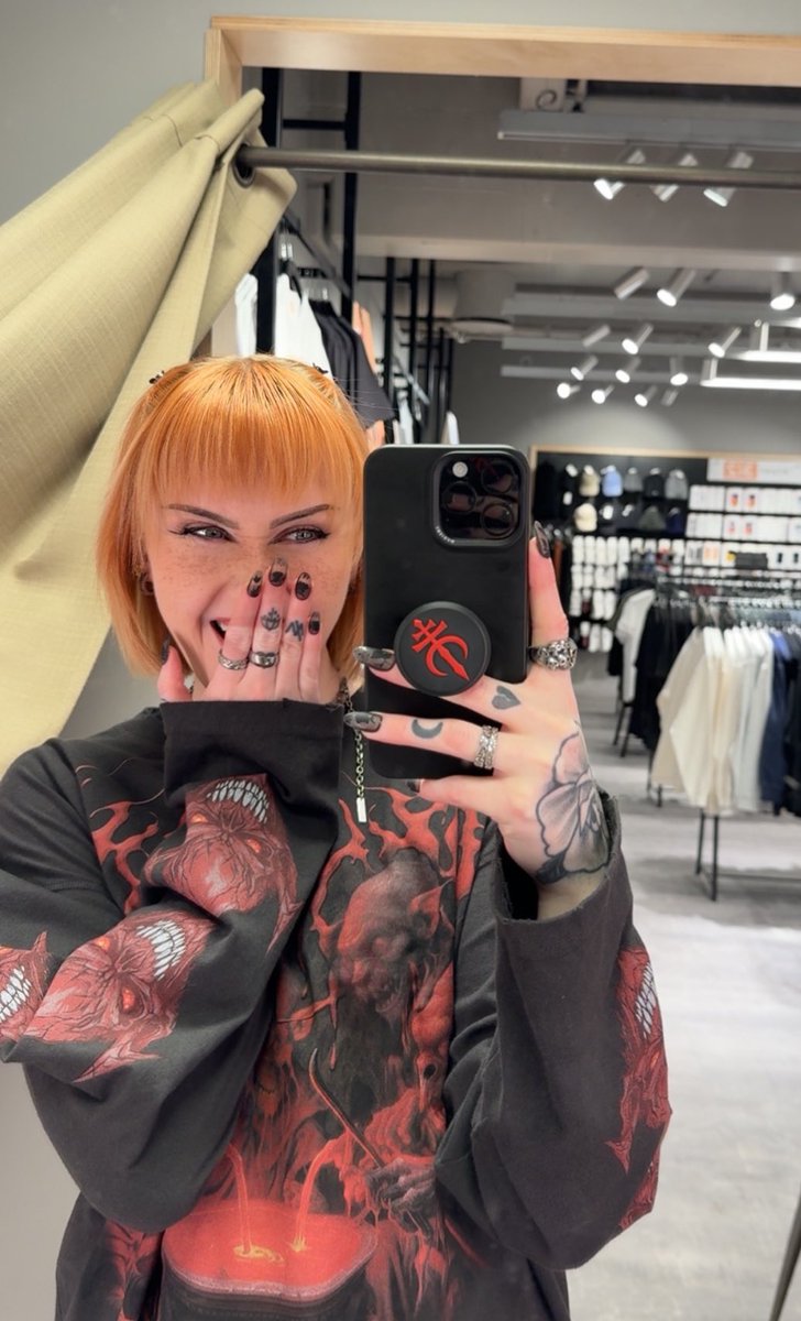 sandra 𖤐༺ tweet media