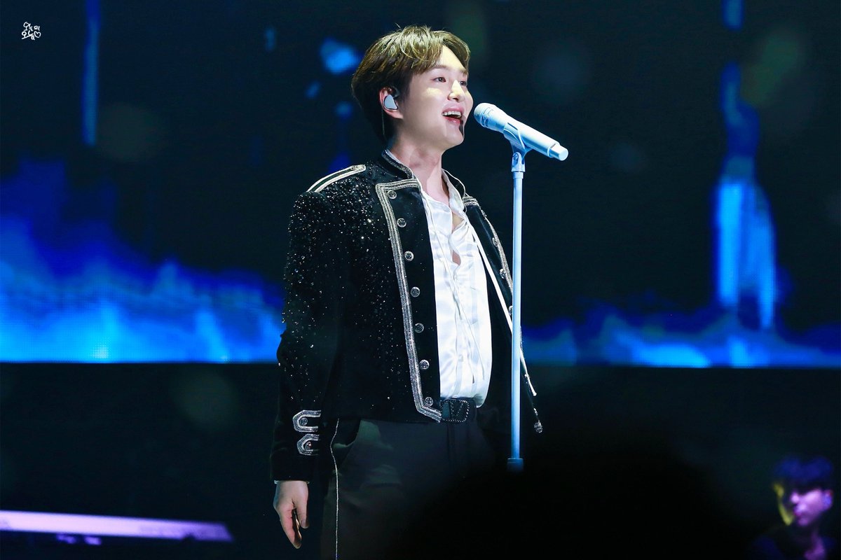 today_onew1214's tweet image. 2025 ONEW THE LIVE : CONNECTION in Seoul HQ

𝐍𝐨𝐰, 𝐰𝐡𝐨’𝐬 𝐭𝐡𝐞 𝐰𝐢𝐧𝐧𝐞𝐫?
-
#SHINee #샤이니
#온유 #진기 #ONEW #JINKI #オンユ #オニュ
#ONEW_THE_LIVE_CONNECTION