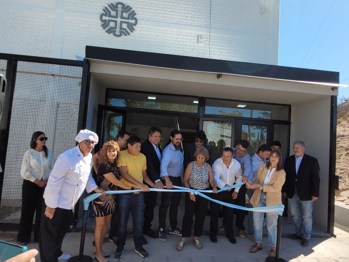 tanapasqualini's tweet photo. Hoy es un día muy especial, con @MarianoGaidoOk  @martinregueirok #BeatrizGentile re-inauguramos el comedor de la @UNComa_oficial 
Es un compromiso que asumimos acompañar en obras, y poner en valor la oportunidad del desarrollo de la educación de miles de estudiantes. https://t.co/rQupcY7BlF