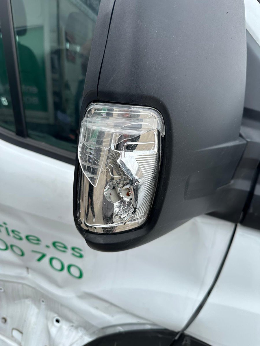 Hola <a href="/DGTes/">Dir. Gral. Tráfico</a> <a href="/InformacionDGT/">D.G.T.</a> me surge la duda de si una furgoneta puede circular en estas condiciones ?