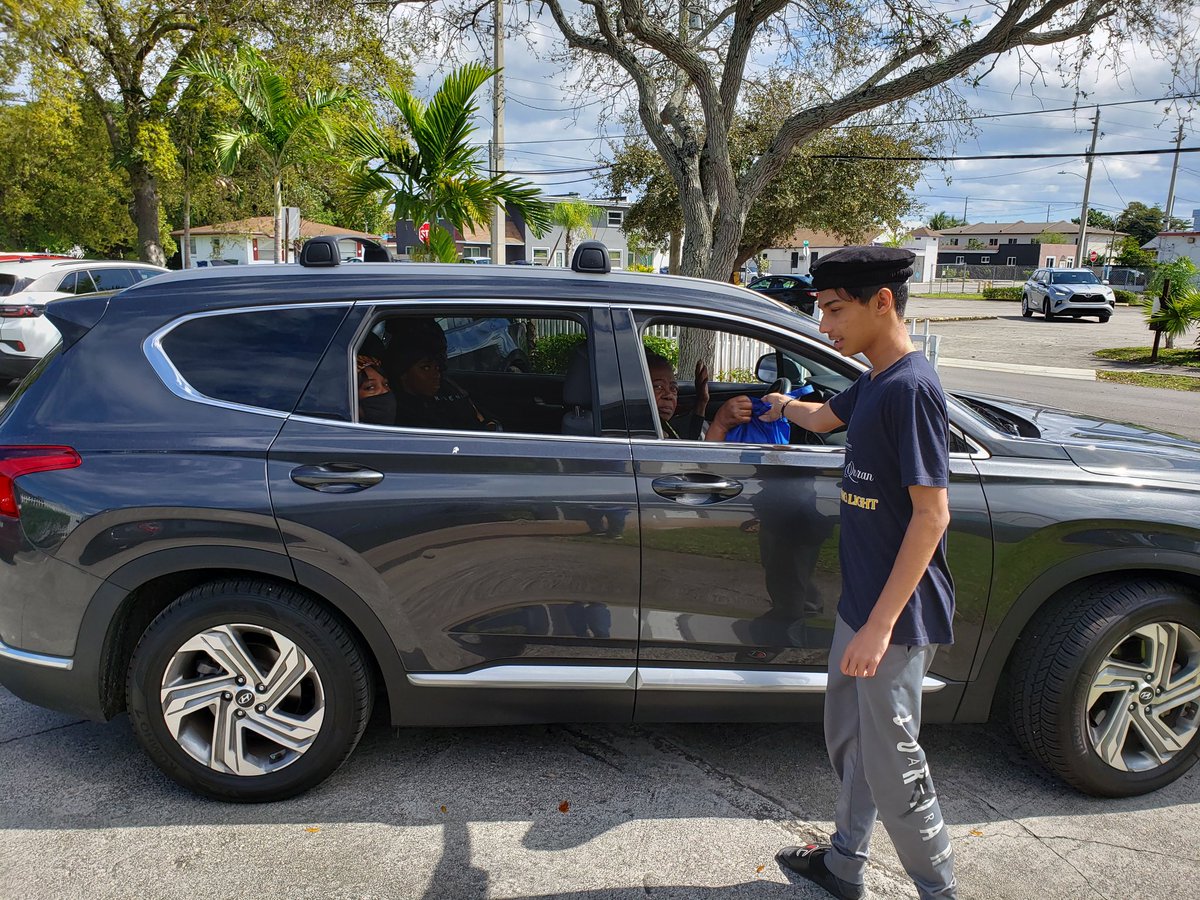 This past weekend our youth prepared and distributed 47 bags of food at a Humanity First drive at our mosque in Hallandale Beach, Florida.

#MKAMiami
#WhatMuslimsDo
#TrueIslam
#HumanityFirst