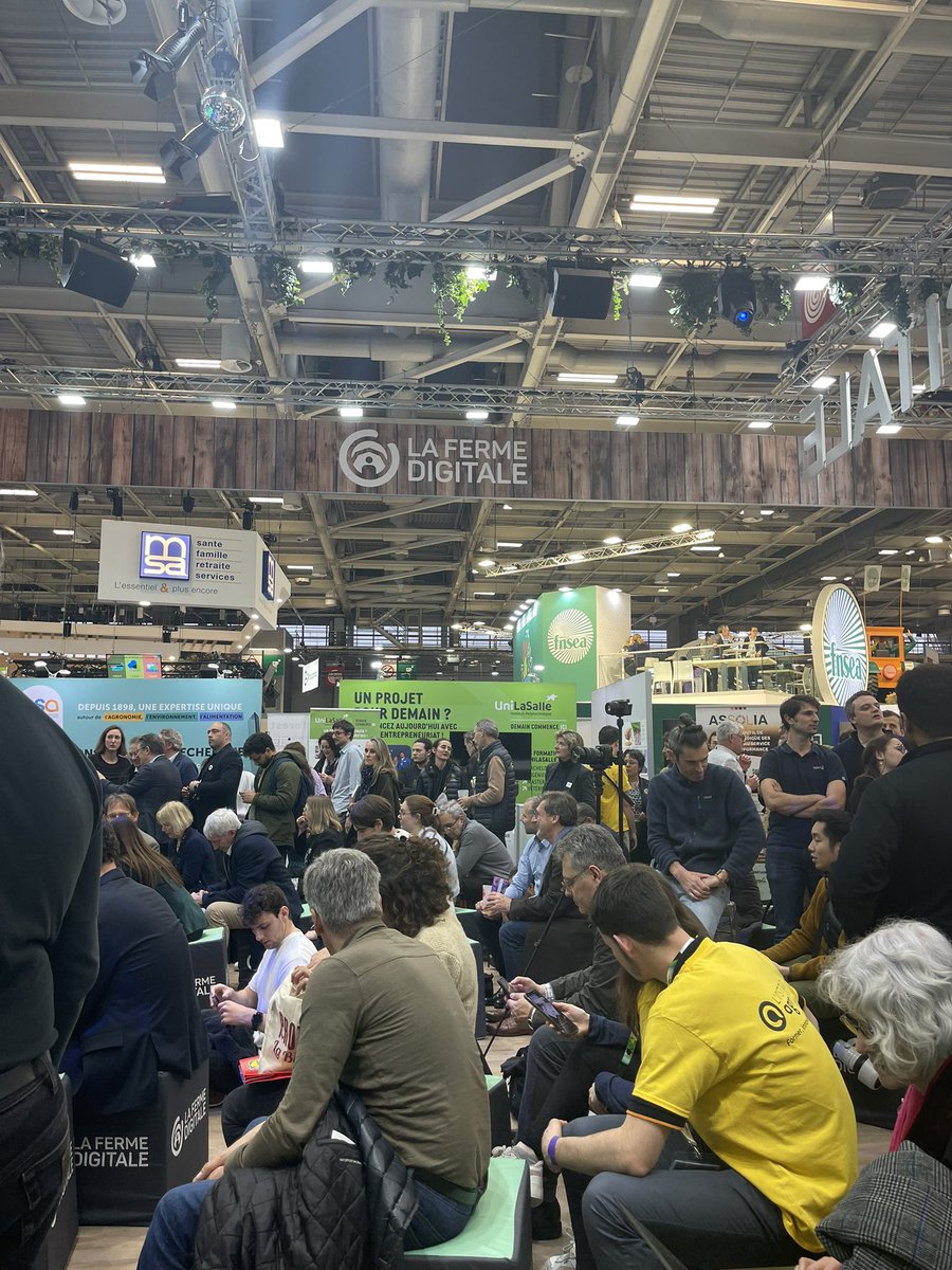 HACKATHON IA &amp; AGRICULTURE 
Très forte présence pour la restitution des 8 équipes 

Plus que quelques min 

Organisé par la <a href="/FermeDigitale/">La Ferme Digitale</a> et #OSFARM sur <a href="/Salondelagri/">Salon International de l'Agriculture</a>