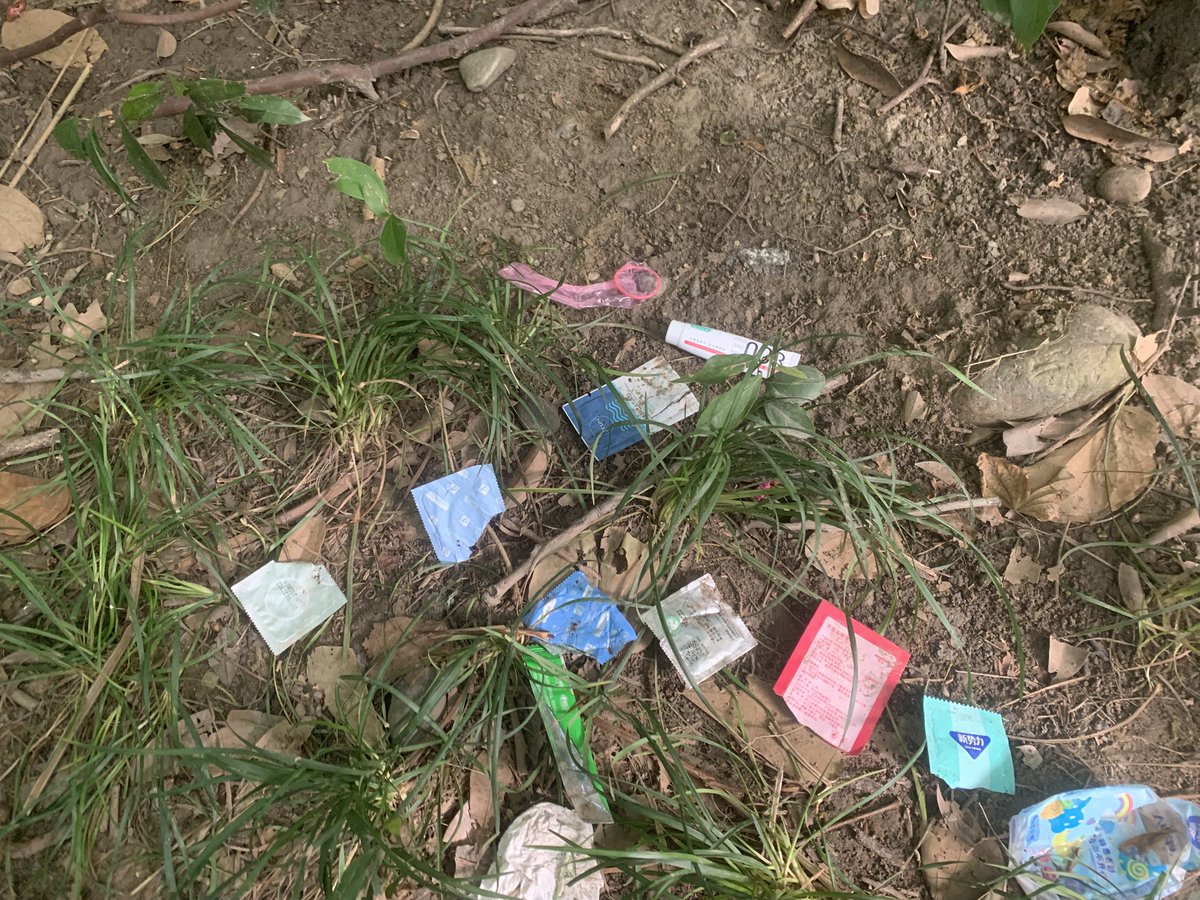 炮火连天的警官学院已经开始动工了，估计也玩不了多久了。还没封～ 只是前几天下雨暂时把门关了～ 旁边小树林里依然热闹非凡 😏
#成都鸟洞 #口交 #射精 #深喉 #深喉操嘴 #吞精 #人肉飞机杯 #暴露 #野裸 #3p #多人3P #农牛 #插嘴 #口爆 #颜射