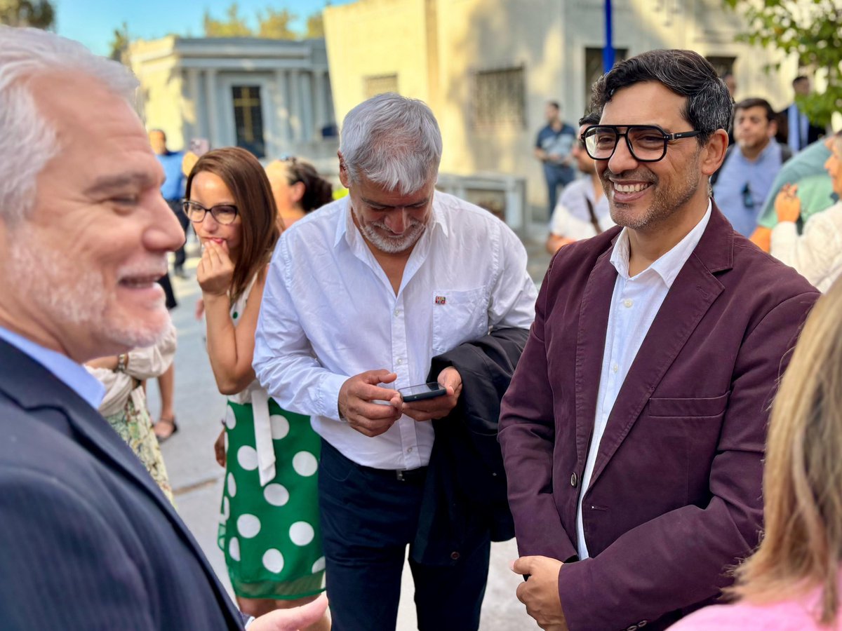 FaresJadue's tweet photo. Hoy, en el aniversario de la partida de Tucapel Jiménez 🌿, líder sindical asesinado por la Dirección Nacional de Inteligencia del Ejército (DINE) el 25 de febrero de 1982, recordamos su legado con respeto y esperanza. Estuvimos acompañados por diversas organizaciones sociales 🤝 y representantes del estado, destacando la presencia del presidente @GabrielBoric 🇨🇱, quien nos acompañó en el @cementeriogral.

🙌🏼 Este es un día para honrar su memoria 💫 y renovar nuestro compromiso con un futuro más justo y democrático para todas y todos ✊💚🌟