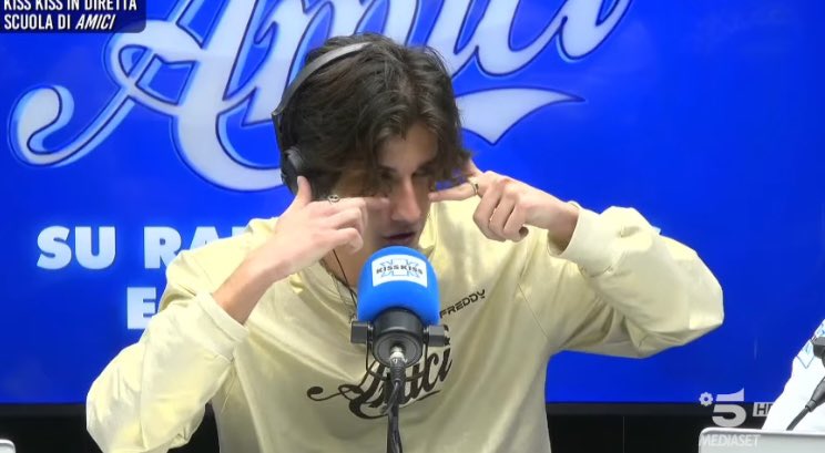 amicimania's tweet photo. JSol io ti amo cosa vogliamo fare? https://t.co/SigoluHBP6