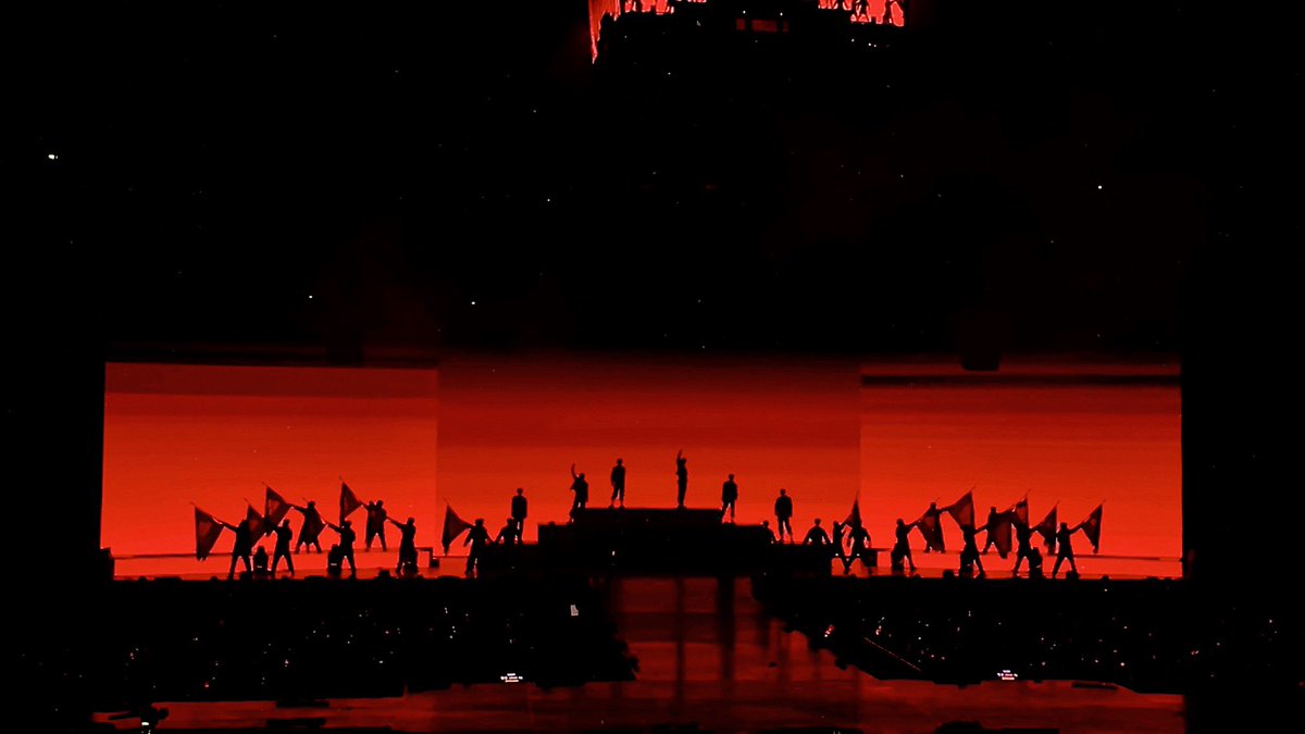 ddalqimilk's tweet photo. IKR!!! everything was very well prepared☹️💘 the whole stage got me mesmerized that i dont even bother to look for the member but the STAGE like ughhhh take me backkkkk https://t.co/RPaYuZV3BV