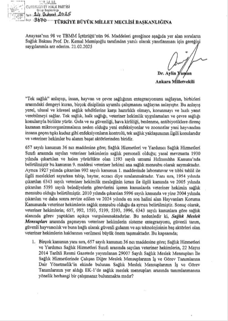 aylinyaman_'s tweet photo. “Tek sağlık” anlayışı, insan, hayvan ve çevre sağlığının entegrasyonunu sağlayan, birbirleri arasındaki dengeyi kuran, birçok disiplinin uyumlu çalışmasını sağlayan anlayıştır. Tek sağlık, halk sağlığı, veteriner hekimlik uygulamaları ve çevre sağlığı konularıyla birlikte yürür. Gıda ve su güvenliği, hava kirliliği, beslenme, antibiyotiklere direnç kazanan mikroorganizmaların neden olduğu yeni enfeksiyonlar ve zoonozlar yani hayvandan insana geçen tıpkı kuduz gibi enfeksiyonların kontrolü, tek sağlık yaklaşımının ilgili konularıdır ve veteriner hekimler bu alanın başat aktörlerinden biridir. 
Veteriner hekimlerin; 657, 992, 1593, 5199, 5393, 5996, 6343 sayılı kanunlara göre sağlık alanında görev yaptıkları açıkça vurgulanmasına rağmen, “Sağlık Meslek Mensupları” arasında yer almamaları, ciddi hak kaybına neden olmaktadır. Bu kapsamda, yazılı yanıtlanması talebi ile Sağlık Bakanlığı’na sordum…
@saglikbakanligi 
@merkezkonseyi