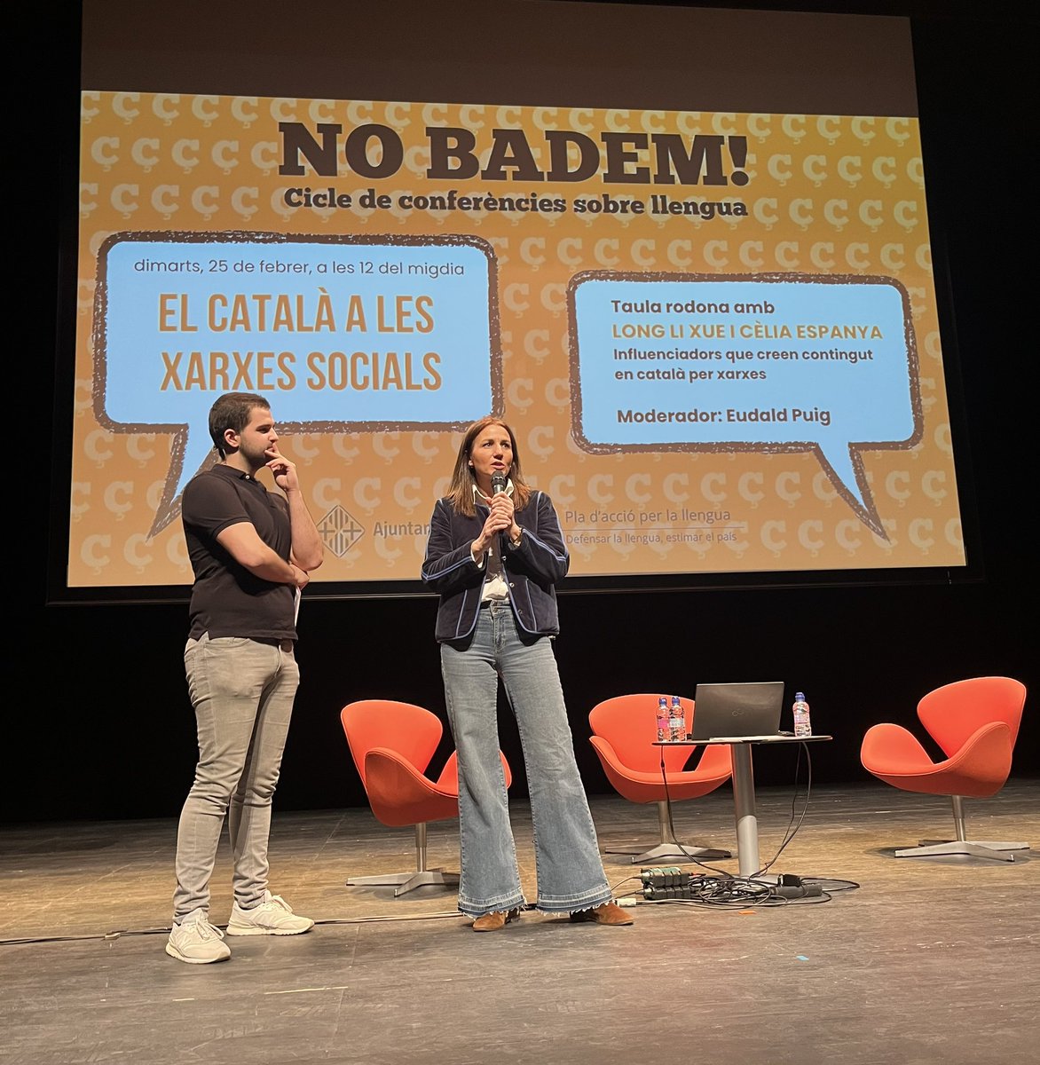 aj_vic's tweet photo. Avui l'Ajuntament de Vic, en el marc del Pla d'acció per la llengua, ha celebrat la primera sessió del Cicle de conferències sobre llengua "No badem" amb els influenciadors @celiaespanya i Long Li Xue per tal de promoure el consum de contingut en català entre el jovent👍🏻

🏫La sessió s'ha celebrat a @latlantidavic i ha comptat amb més de 400 alumnes de 3r i 4t d'ESO de l'Institut La Plana, INS Jaume Callís, Institut de Vic, Vedruna Escorial i FEDAC Vic.

❗️La regidora de Cultura i llengua @BetPiella ha saludat al públic insistit en la importància de "parlar la nostra llengua, sobretot entre el jovent perquè sou els ciutadans del futur i no podem perdre la nostra llengua i identitat".

📲La Cèlia Espanya i en Long Li Xue són creadors de contingut en català referents a les xarxes socials. Per saber què han dit, consulta el següent enllaç👉🏻https://t.co/cfh0msoQNx